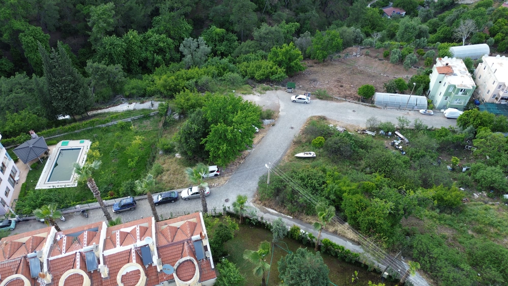 MABELDEN MARMARİSTE  VİLLALAR BÖLGESİNDE SATILIK İMARLI ARSA